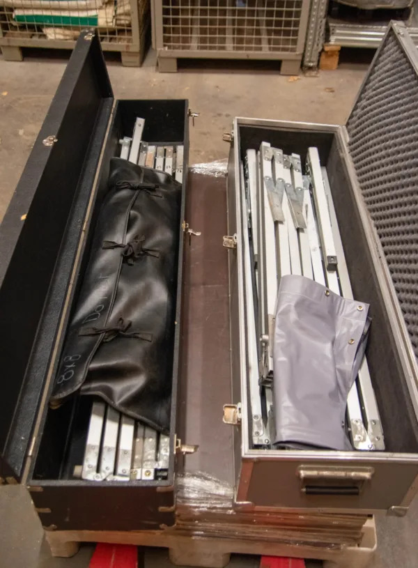 Leinwand in Transportkasten