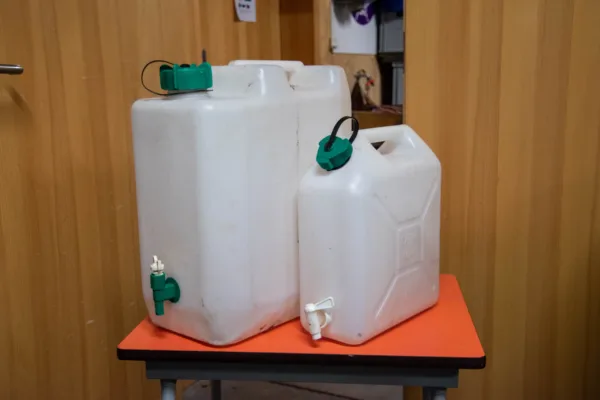 Wasserbehälter mit Wasserhahn (gross)