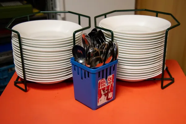 Porzelansuppenteller mit Löffel