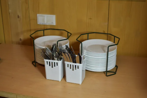 Porzelanessteller + Messer + Gabel