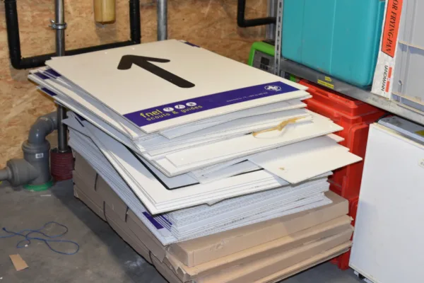 FNEL Schilder mit Pfeilen (links)